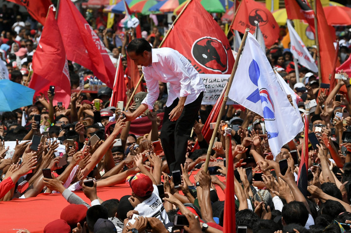 Calon Presiden nomor urut 01 Joko Widodo melayani permintaan swafoto pendukung ketika kampanye terbuka di GOR Satria, Purwokerto, Banyumas, Jawa Tengah.