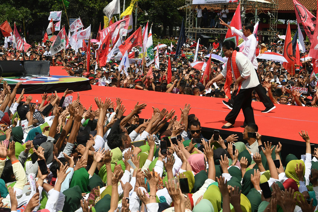 Dalam kampanye rapat umum tersebut, Jokowi juga menyosialisasikan tiga kartu baru yakni Kartu Indonesia Pintar Kuliah, Kartu Prakerja, dan Kartu Sembako Murah.