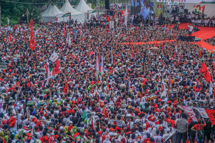 Di hadapan puluhan ribu warga dari berbagai wilayah se-Banyumas Raya, Jokowi juga menargetkan menang 80 persen di Kabupaten Banyumas pada Pemilu 17 April 2019. MI/Liliek Dharmawan