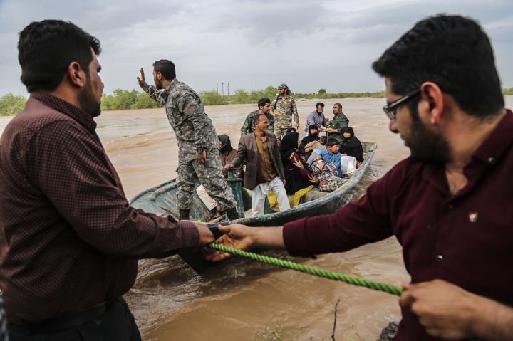 Banjir bandang telah menerjang Iran sejak Maret. Bagian timur laut Iran diterjang banjir pada 19 Maret, sebelum bagian barat daya diterjang pada 25 Maret. Banjir di wilayah barat dan barat daya berlanjut pada 1 April saat hujan lebat mengguyur kawasan tersebut. Afp Photo/Tasnim News/Mehdi Pedramkhoo