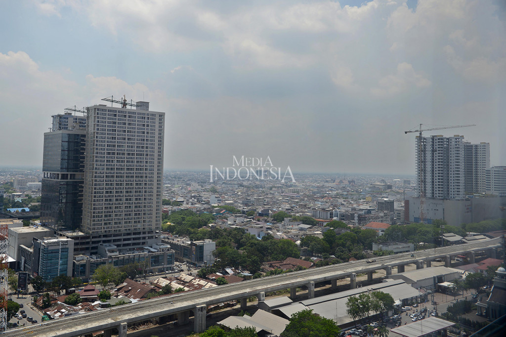 Foto areal jalur layang kereta api bandara jalur Medan-Kualanamu yang masih terus dikebut pengerjaannya di kawasan Medan Barat, Medan, Sumatera Utara.