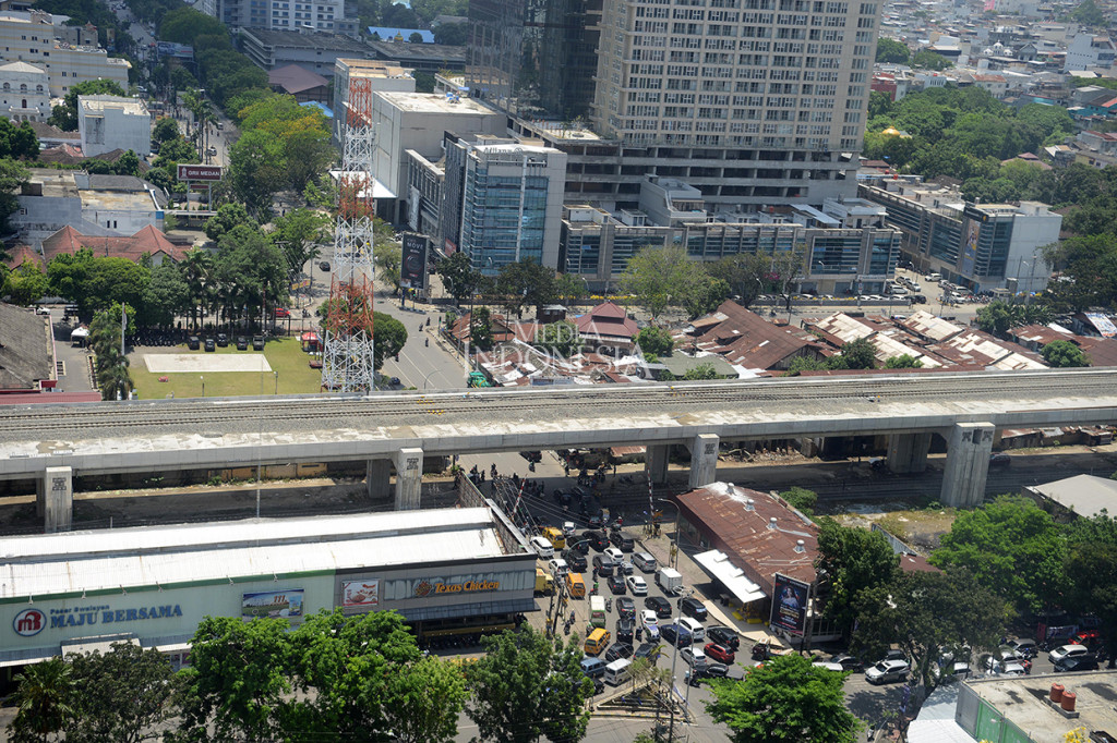 Proyek tersebut terus dikebut meski pengerjaan proyek jalur/rel layang kereta api itu dilakukan penuh kehati-hatian karena pembangunan dilakukan di atas jalur kereta api yang aktif dan termasuk jalan raya.