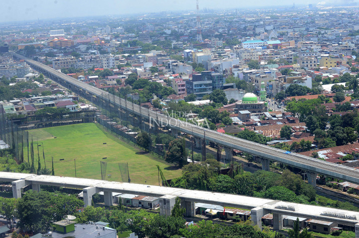 Proyek tersebut terus dikebut meski pengerjaan proyek jalur/rel layang kereta api itu dilakukan penuh kehati-hatian karena pembangunan dilakukan di atas jalur kereta api yang aktif dan termasuk jalan raya.