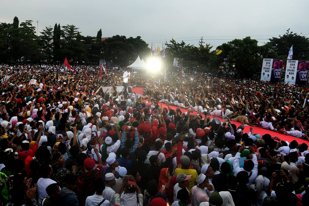 Pendukung dan simpatisan padati Alun-alun Brebes, Jawa Tengah.