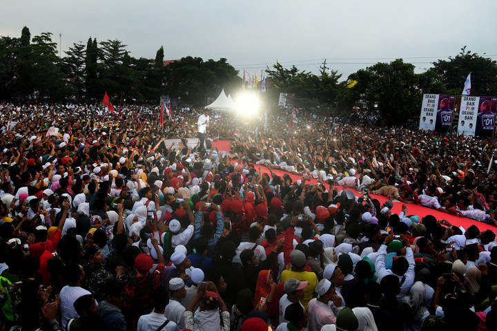 Pendukung dan simpatisan padati Alun-alun Brebes, Jawa Tengah.