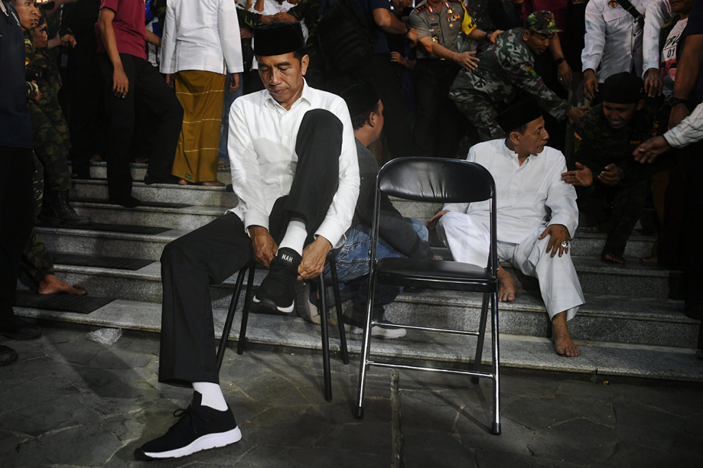 Capres Joko Widodo menyempatkan diri untuk menunaikan ibadah salat wajib di sela-sela kegiatan rangkaian kampanye terbukanya.