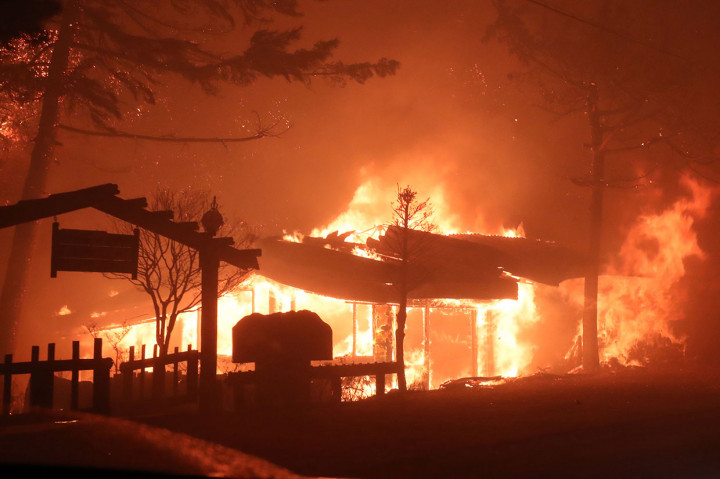 Kebakaran hutan merembet ke permukiman penduduk di Goseong, Korea Selatan, Kamis, 4 April 2019 malam.