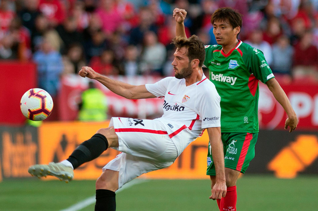 Bermain di hadapan pendukung sendiri, Sevilla menguasai jalannya pertandingan. Namun beberapa usaha para pemain tuan rumah belum juga membuahkan hasil.