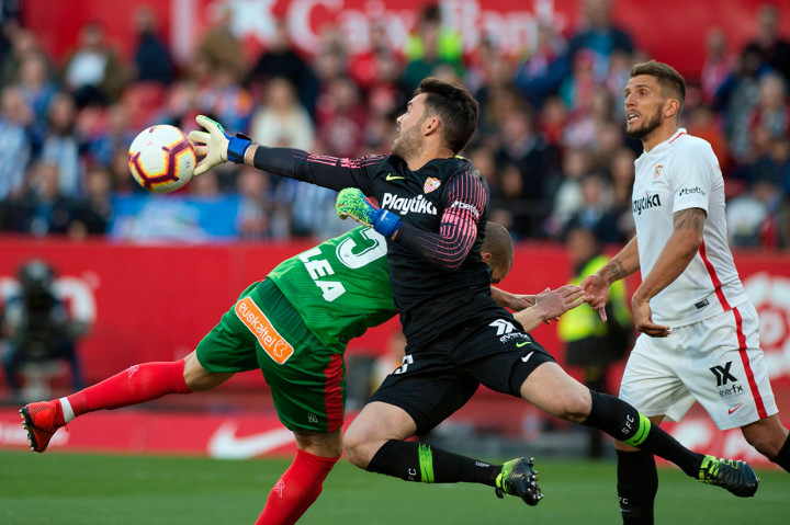 Tim tamu bukannya tanpa peluang. Namun berkat kepiawaian kiper Juan Soriano, gawang Sevilla masih aman dari kebobolan. Skor 1-0 bertahan hingga jeda.