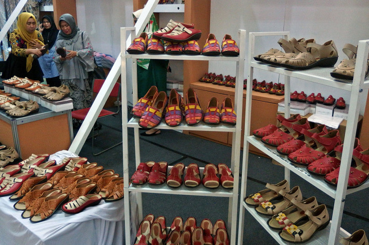 Pengunjung memilih produk sepatu hasil kerajinan UMKM, pada pameran Gelar Inovasi UMKM, Koperasi, dan Program Kemitraan Bina Lingkungan (PKBL), di Semarang, Jawa Tengah, Jumat, 5 April 2019.