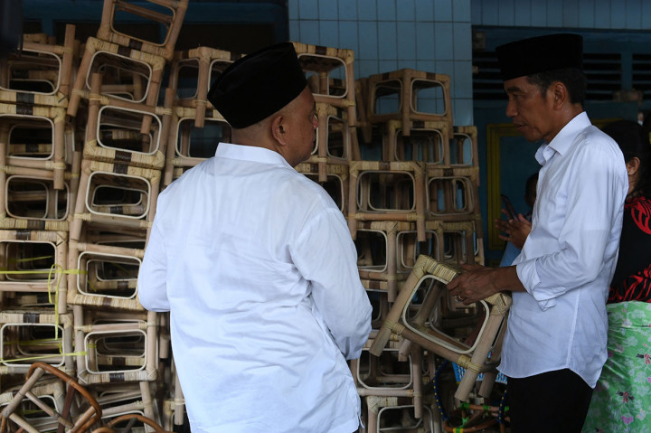 Jokowi mencontohkan stok rotan untuk kaki meja ada, tapi untuk sandaran tidak ada bahan bakunya sehingga pengerjaan bangku-bangku oleh perajin tidak selesai-selesai. 