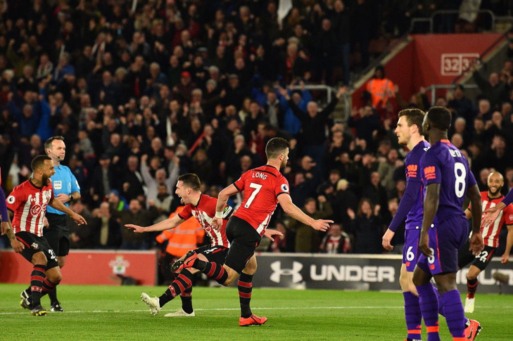 Shane Long melakukan selebrasi usai menjebol gawang  Alisson Becker.