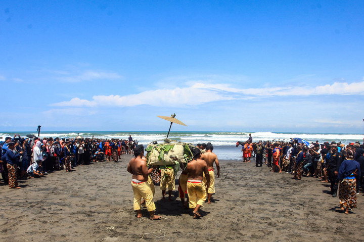 Beberapa barang yang dilabuh di antaranya pengageman Dalem dan sejumlah uborampe lainnya. Pengageman Dalem berisi barang-barang milik Sri Sultan HB X, di antaranya nyamping cangkring, semekan, destar, rasukan sorjan, nyamping, hem, lancingan panjang, lancingan, dan lainnya.