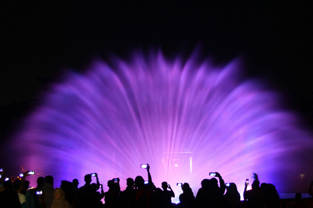 Pengunjung menikmati pertunjukan water screen dalam kegiatan 'Festival of Light 2019' di Pekanbaru, Riau, Jumat, 5 April 2019 malam.