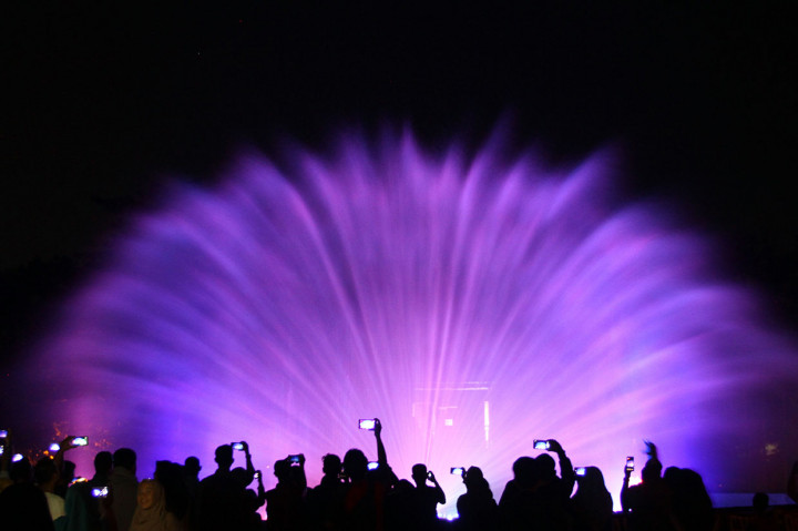 Pengunjung menikmati pertunjukan water screen dalam kegiatan 'Festival of Light 2019' di Pekanbaru, Riau, Jumat, 5 April 2019 malam.