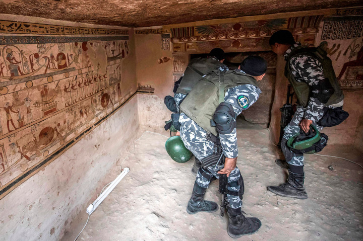 Anggota pasukan keamanan Mesir berjalan melalui pintu masuk sebuah makam yang baru ditemukan di nekropolis Diabat dekat Kota Akhmim di Provinsi Sohag.