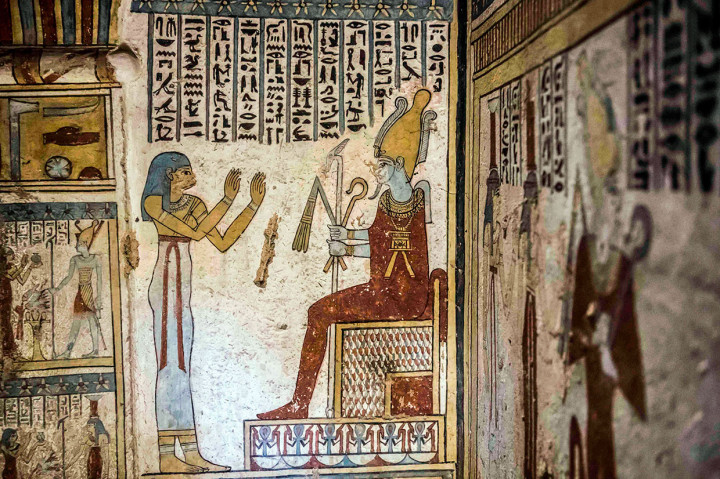 Hieroglif dan ilustrasi ditemukan di sisi dinding di dalam makam yang baru ditemukan yang berasal dari era Ptolemaic (323-30 SM) di nekropolis Diabat dekat kota Akhmim.