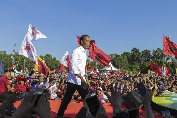 Calon Presiden petahana nomor urut 01 Joko Widodo berjalan di menyapa ribuan pendukungnya saat kampanye akbar di Batam, Kepulauan Riau.