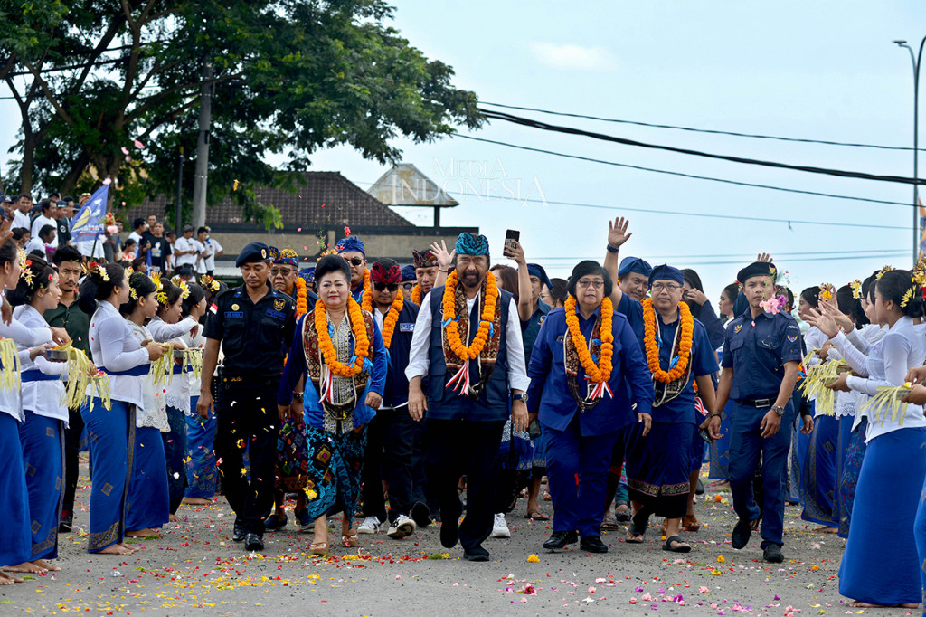 Ketua Umum Partai NasDem Surya Paloh (tengah) didampingi Juru Kampanye Nasional Siti Nurbaya Bakar (kedua kanan), Ketua DPW NasDem Bali Ida Bagus Oka Gunastawa (kanan) dan Ketua DPD NasDem sekaligus Bupati Karangasem I Gusti Ayu Mas Sumantri saat hadir dalam kampanye akbar di Lapangan Wikrama Mandala, Karangasem, Bali.