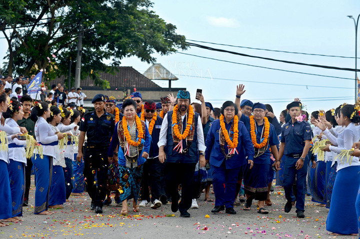 Ketua Umum Partai NasDem Surya Paloh (tengah) didampingi Juru Kampanye Nasional Siti Nurbaya Bakar (kedua kanan), Ketua DPW NasDem Bali Ida Bagus Oka Gunastawa (kanan) dan Ketua DPD NasDem sekaligus Bupati Karangasem I Gusti Ayu Mas Sumantri saat hadir dalam kampanye akbar di Lapangan Wikrama Mandala, Karangasem, Bali.