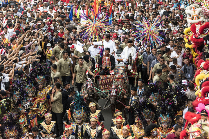 Calon Presiden dan Calon Wakil Presiden nomor urut 01 Joko Widodo (ketiga kanan) dan Ma'ruf Amin (kedua kanan) menyapa masyarakat Tangerang saat Karnaval Indonesia Satu di Bante. Antara Foto/Ismar Patrizki