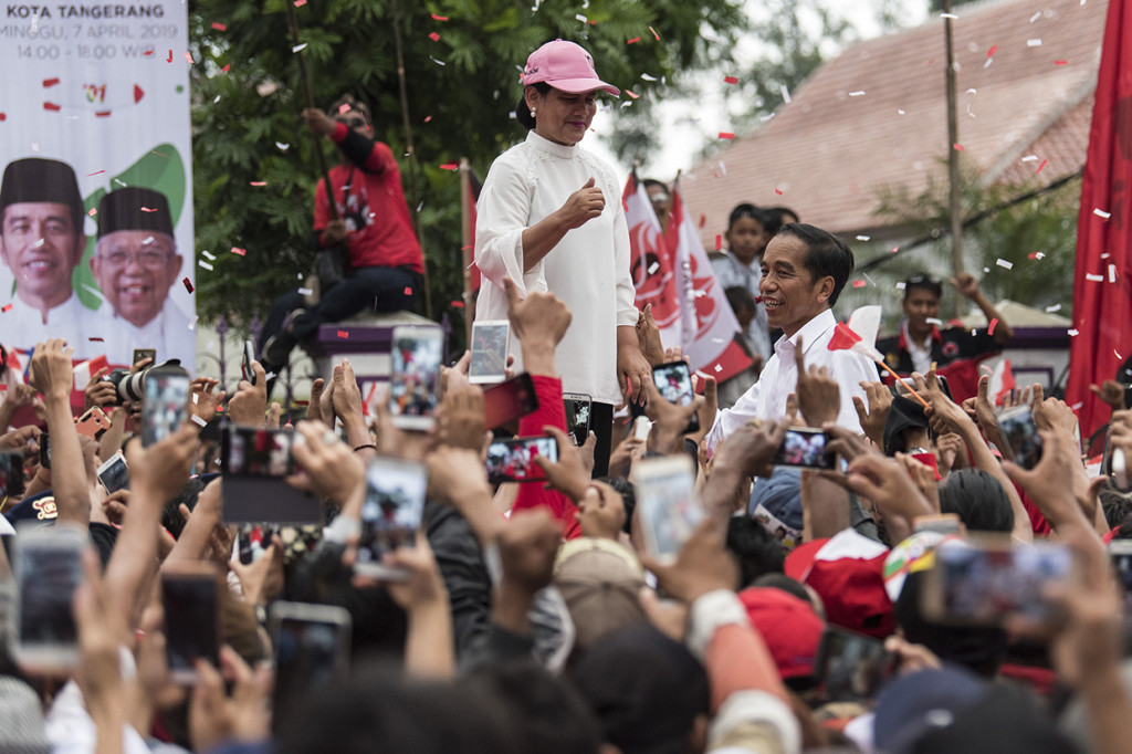 Capres Nomor Urut 01 Joko Widodo (kanan) bersama Ibu Iriana Joko Widodo (kiri) menyapa masyarakat saat kampanye Karnaval Indonesia Satu di Tangerang, Banten. Antara Foto/Ismar Patrizki
