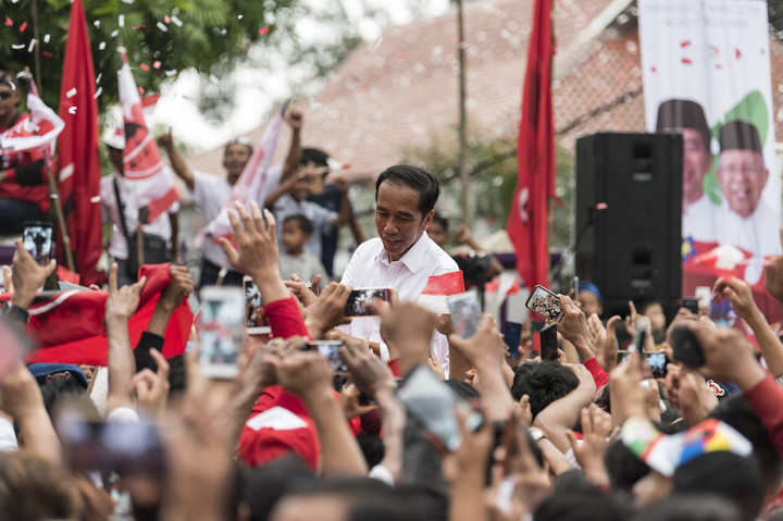 Capres Nomor Urut 01 Joko Widodo melayani permintaan swafoto saat kampanye Karnaval Indonesia Satu di Tangerang, Banten. Antara Foto/Ismar Patrizki
