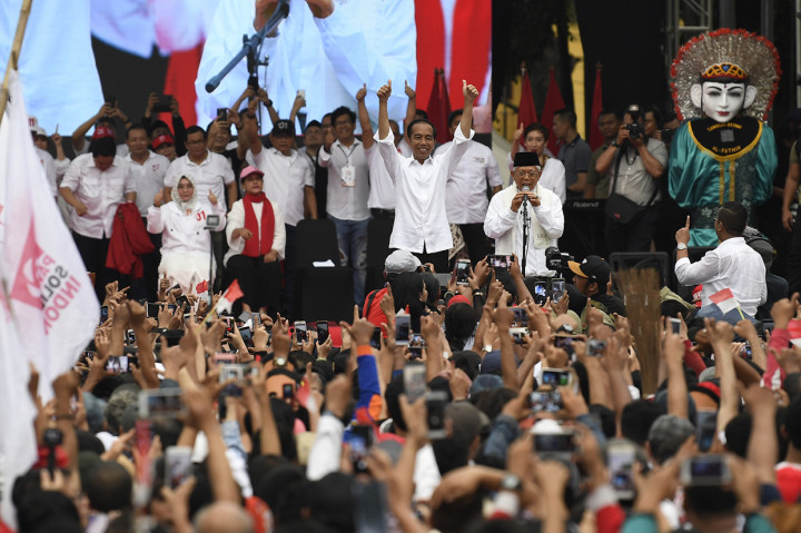Calon Presiden dan Calon Wakil Presiden nomor urut 01 Joko Widodo dan Ma'ruf Amin melakukan kampanye saat Karnaval Indonesia Satu di Banten. Antara Foto/Puspa Perwitasari