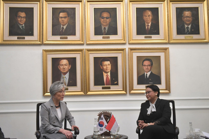 Menteri Luar Negeri Retno LP Marsudi (kanan) berbincang dengan Menteri Luar Negeri Korea Selatan Kang Kyung-wha (kiri) saat pertemuan di Jakarta.