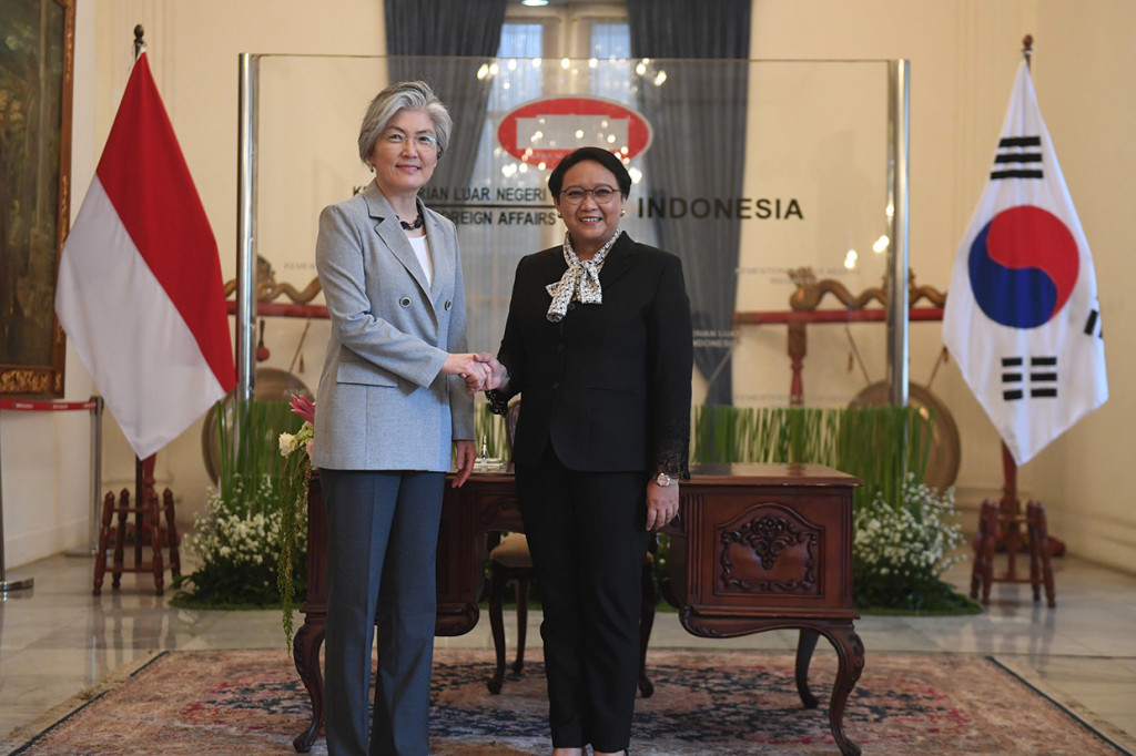 Menteri Luar Negeri Retno LP Marsudi (kanan) berjabat tangan dengan Menteri Luar Negeri Korea Selatan Kang Kyung-wha (kiri) saat pertemuan di Jakarta.
