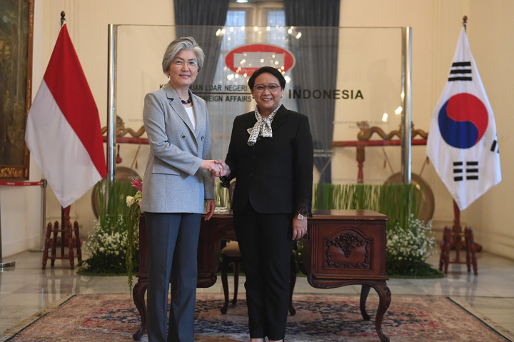 Menteri Luar Negeri Retno LP Marsudi (kanan) berjabat tangan dengan Menteri Luar Negeri Korea Selatan Kang Kyung-wha (kiri) saat pertemuan di Jakarta.
