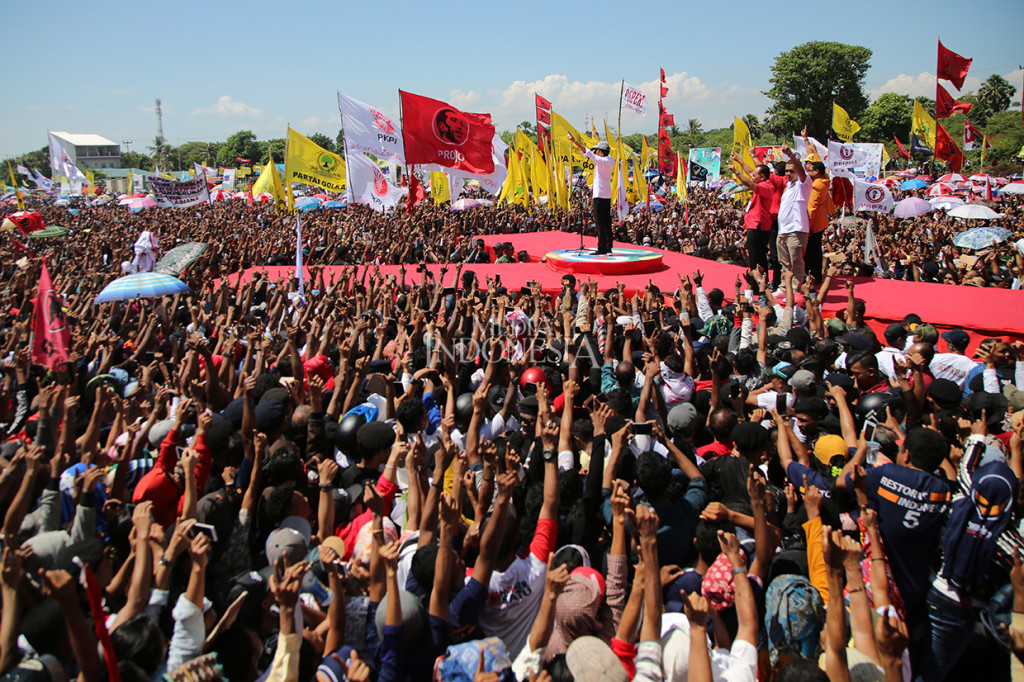 Calon presiden nomor urut 01 Joko Widodo menyampaikan orasi politiknya saat kampanye terbuka di Lapangan Sitarda Lasiana, Kupang, Nusa Tenggara Timur.