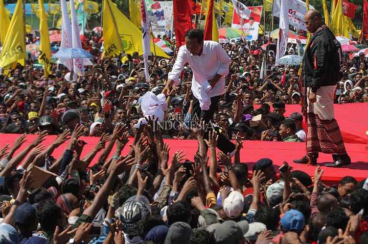 Calon presiden nomor urut 01 Joko Widodo bersama Kader Partai HasDem yang sekarang menjabat Gubernur NTT Victor Laiskodat menyapa simpatisan saat kampanye terbuka di Lapangan Sitarda Lasiana, Kupang, Nusa Tenggara Timur.