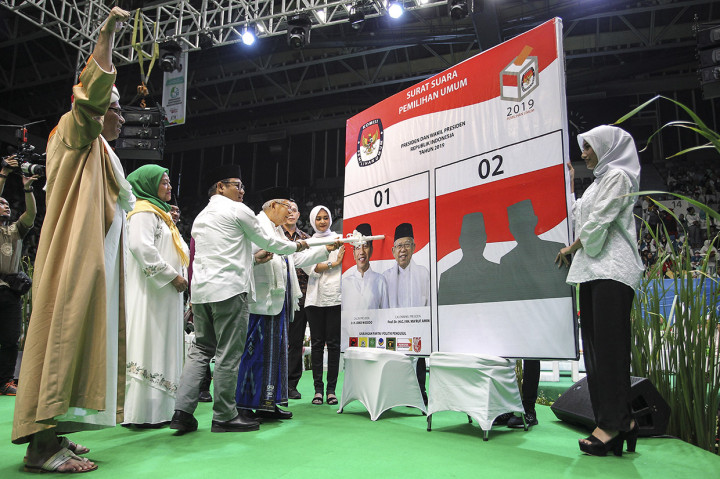 Calon Wakil Presiden nomor urut 01 Maruf Amin (tengah) melakukan simulasi pencoblosan surat suara pada Majelis Taklim Bersalawat di Istora Senayan, Jakarta. Antara Foto/Dhemas Reviyanto