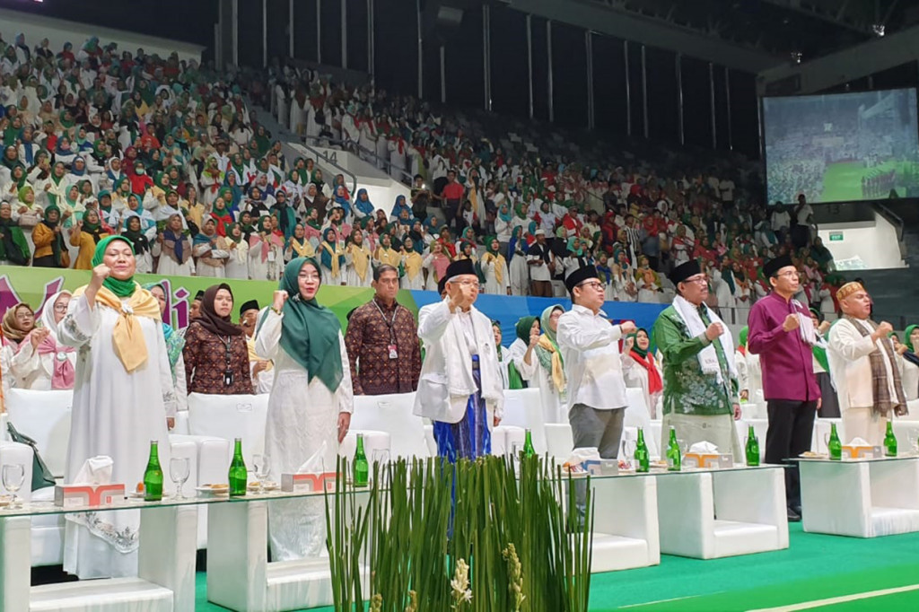 Dalam acara itu, pembina Halaqah Majelis Taklim itu mengingatkan kepada puluhan ribu jamaah untuk mencoblos pasangan nomor urut 01, Jokowi-Ma'ruf pada 17 April mendatang. 