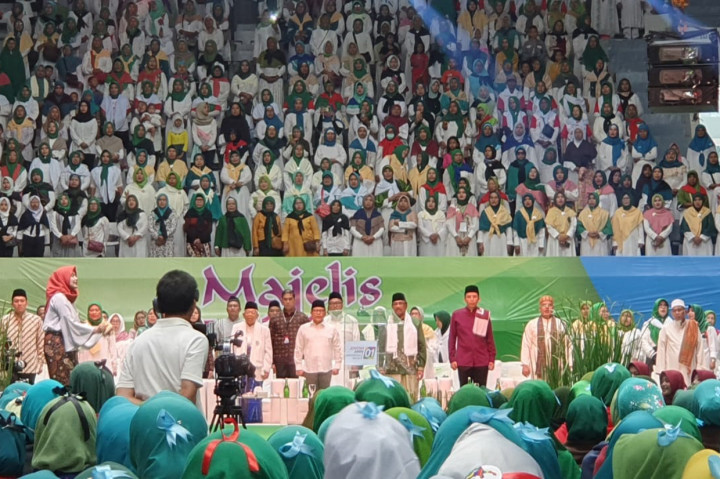 Puluhan ribu jamaah yang mengenakan kerudung hijau itu dihibur dengan musik religi oleh Haddad Alwi. Selain itu, mereka juga dihibur oleh artis Gita KDI dengan lagu 'Meraih Bintang' yang populer saat perhelatan Asean Games.