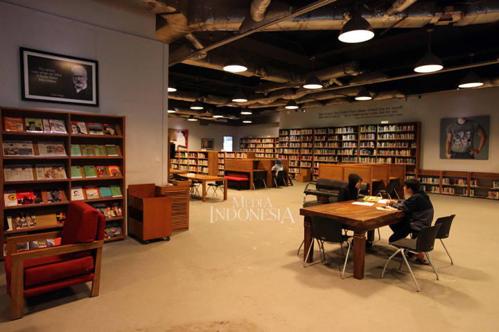 Suasana di perpustakaan umum Freedom Institute di Wisma Bakrie 1, Jl Rasuna Said, Jakarta.