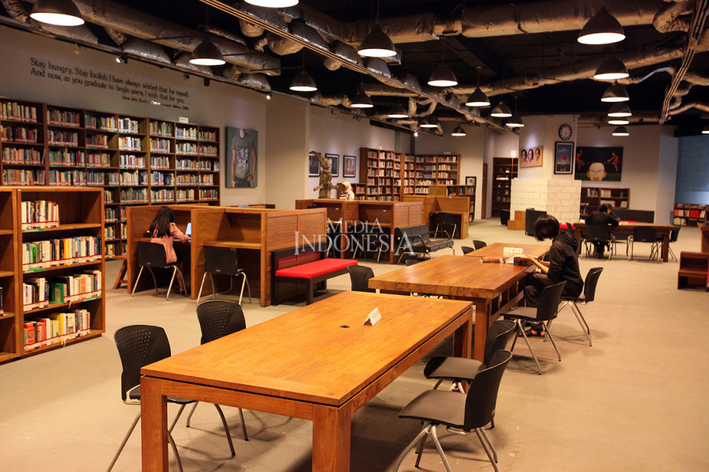 Perpustakaan ini buka setiap hari kerja (Senin s.d. Jumat) jam 09.00 s.d. 17.00 WIB.