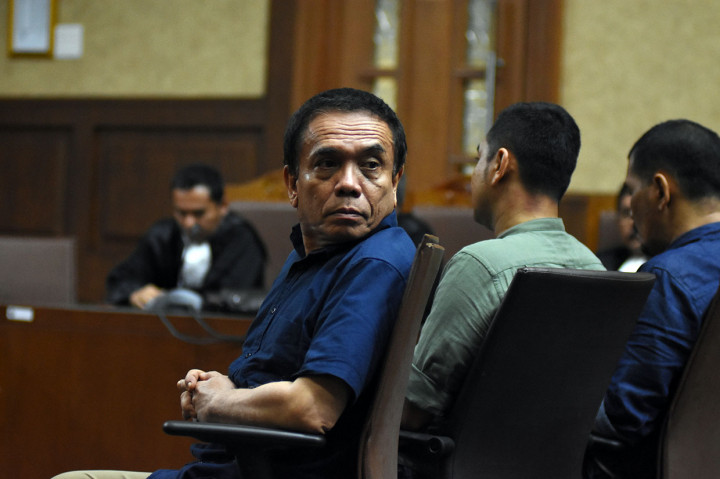 Terdakwa Gubernur nonaktif Aceh Irwandi Yusuf (kiri), orang kepercayaan Irwandi, Teuku Saiful Bahri (kanan), dan staf gubernur Aceh nonaktif Irwandi, Hendri Yuzal (tengah) menjalani sidang dengan agenda pembacaan putusan kasus dugaan suap Dana Otonomi Khusus Aceh (DOKA) tahun 2018, di Pengadilan Tipikor, Jakarta, Senin, 8 April 2019 2019).