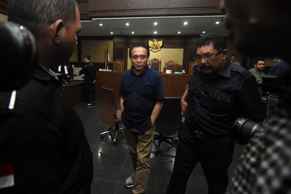 Majelis hakim menjatuhkan hukuman tambahan berupa pencabutan hak dipilih dalam jabatan publik untuk terdakwa selama 3 tahun setelah terdakwa menyelesaikan hukuman pokoknya.