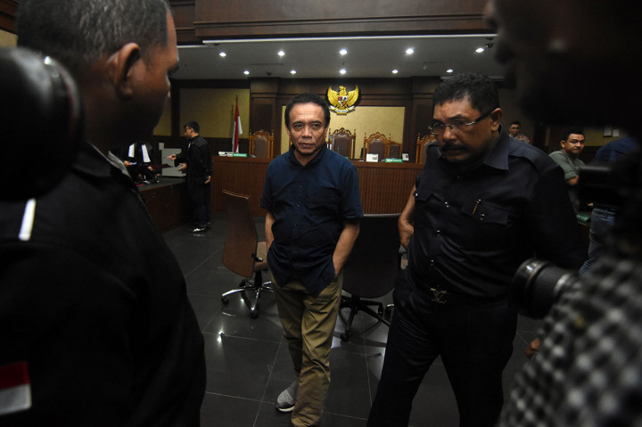 Majelis hakim menjatuhkan hukuman tambahan berupa pencabutan hak dipilih dalam jabatan publik untuk terdakwa selama 3 tahun setelah terdakwa menyelesaikan hukuman pokoknya.