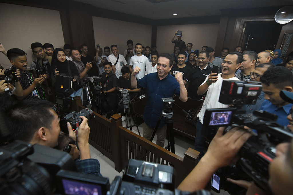 Vonis terhadap Irwandi Yusuf lebih rendah dibanding tuntutan jaksa penuntut umum (JPU) KPK yang meminta agar Irwandi divonis 10 tahun dan pidana denda sebesar Rp500 juta subsider 6 bulan kurungan.