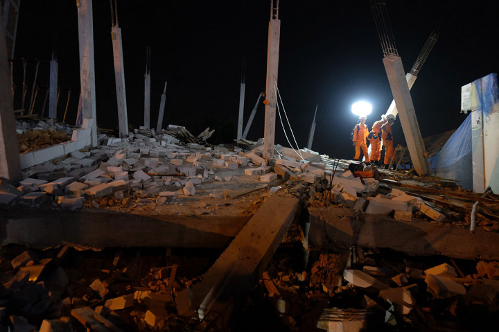 Personel Basarnas mengecek kondisi puing-puing bangunan sebuah kafe yang ambruk di Jalan Gagak Hitam, Medan, Sumatera Utara, Senin, 8 April 2019. 