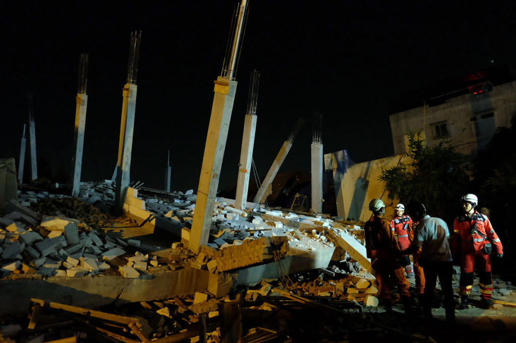 Ambruknya bangunan tersebut terjadi sekitar pukul 18.15 WIB. Saat kejadian bangunan ruko tersebut dalam keadaan kosong karena sedang dilakukan renovasi dan karyawan diliburkan.
