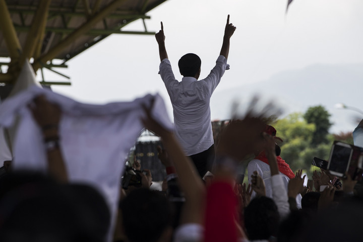 Calon Presiden petahana nomor urut 01 Joko Widodo menyapa relawan buruh saat kampanye terbuka dan Apel Akbar Kesetian Tegak Lurus di Gedung Budaya Sabilulungan, Kabupaten Bandung.