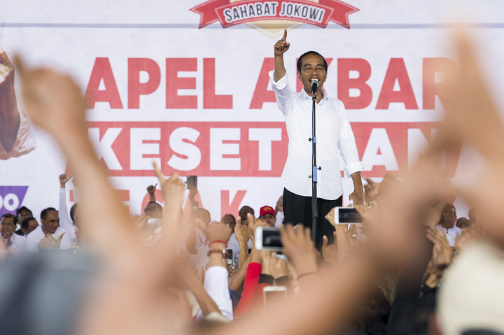 Dalam kampanyenya, Jokowi berjanji akan merevisi peraturan pemerintah tentang pengupahan.