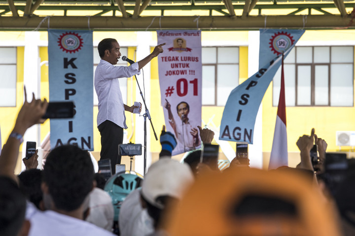 Selain itu, Jokowi juga menjanjikan akan melanjutkan pembangunan rumah murah untuk pekerja dan buruh.