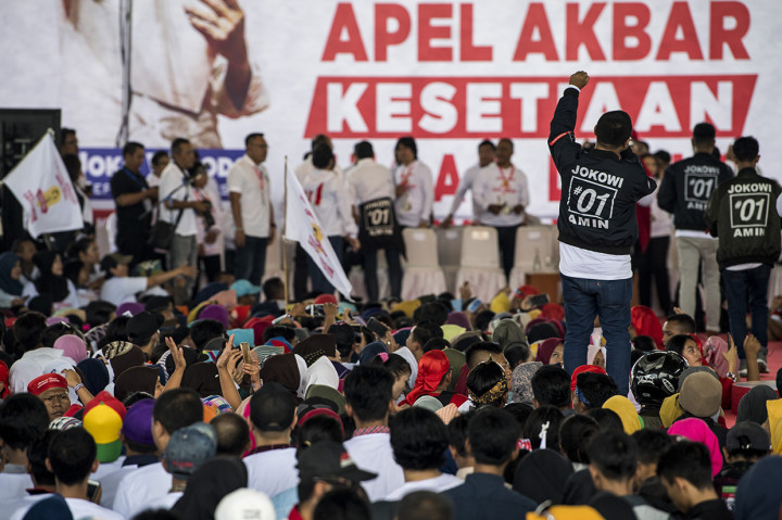 Dalam kesempatan itu, Jokowi juga memperkenalkan programnya, yakni kartu prakerja.