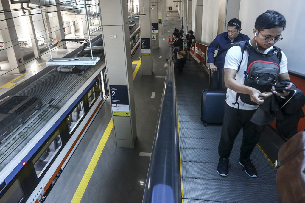 Para penumpang mengatakan lebih memilih moda transportasi MRT dan KA Bandara lantaran fasilitas dan kenyamanan di dua moda transportasi itu sangat baik.