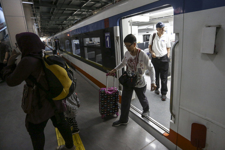 Selain itu, harganya juga relatif lebih murah dari pada menggunakan moda transportasi taksi online.